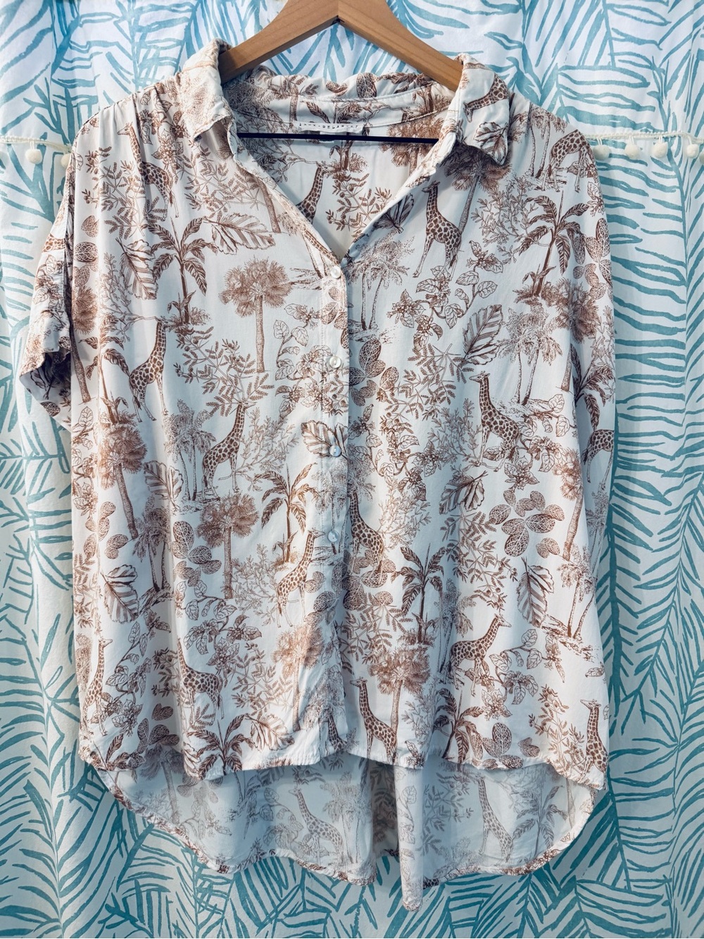 Jane + Delancey Giraffe Print Collared Button Up Hi/Low Blouse—XL